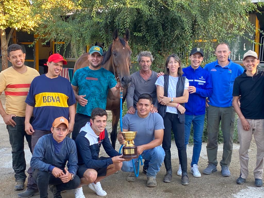 All great achievements are the result of good teamwork.
This gold cup was achieved thanks to the wonderful daily work of this great team.
Thank you all for your dedication, we did it! 🙏🙌🏆
<a href="/Eelitequestrian/">Eelite Equestrian</a>
#jockey #jockeylifestyle #HorseRacing