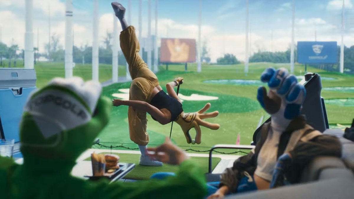 StephenNPrice's tweet photo. The gloves are ON in this swinging party for @Topgolf

The Mill #VFX crew replace 418 live-action heads with #CG #golf gloves in new spot helmed by  @TheSacredEgg @RiffRaffFilms

Watch: https://t.co/eKbUueMiiR

#advertising #compositing #rotoscoping #matchmove @stash_magazine https://t.co/3t1EjjXemu
