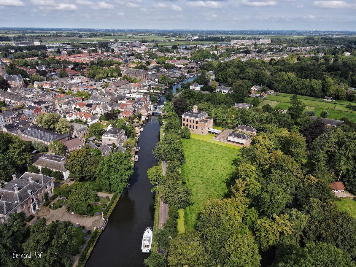 breukelenbridge's tweet image. Breukelen today, by Gerhard Hof. 

With the Bridge as ‘Center of the Original Brooklyn Universe’.

#breuckelen #eendraghtmaecktmaght #breukelenstory #breukelenbrooklyn #dutchbrooklyn #breukelen #breukelenbridge #brooklynbridge #drone #dronefoto #Vecht