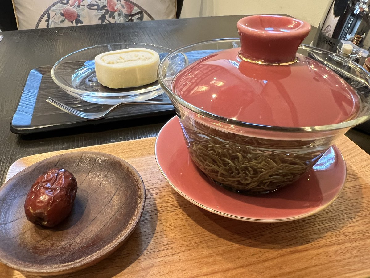muse_chat1's tweet photo. 今日も暑かった☀️
お疲れ様でした

いつかの午後のお茶
西早稲田「甘露」さんにて
「蘭香甘露」淡い水色から香り立つ華やかな花香
ガラスの蓋碗に映える茶葉の美しさ🌿

麗しき夏の冷菓💕
玫瑰���薔薇)氷粉
家ではなかなか作れない
唯一無二のお店の味✨

#夏のおやつ
#お出かけ茶 https://t.co/TQ3tWcKNgW