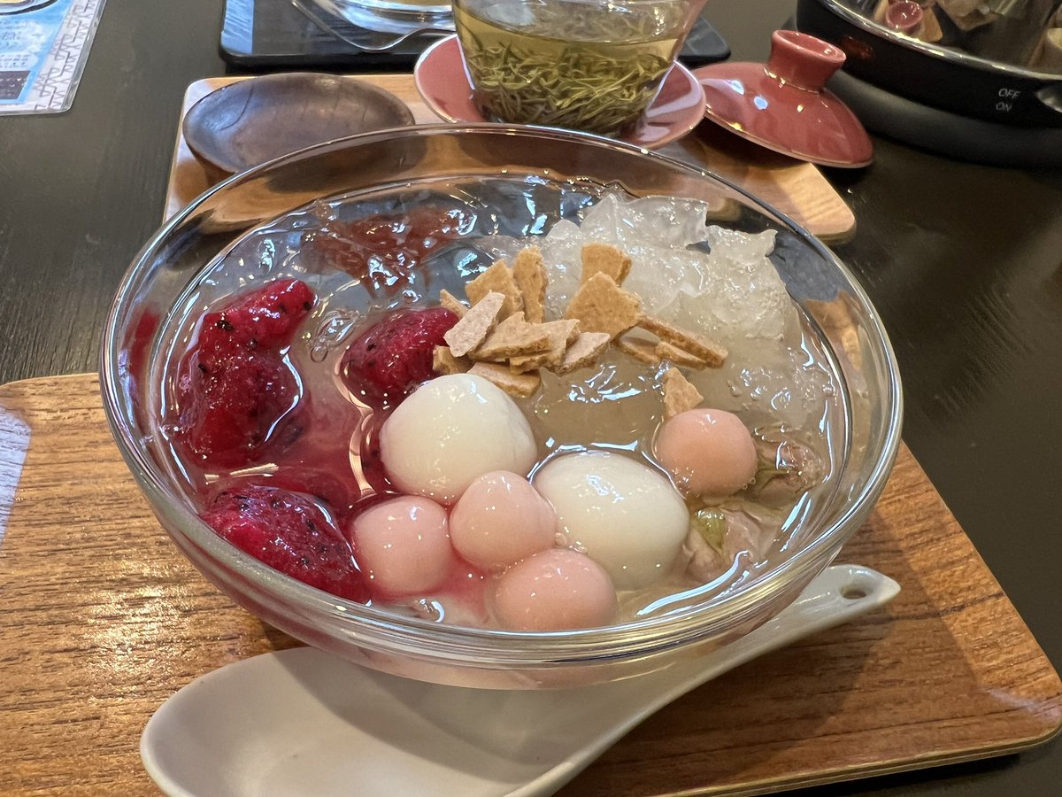 muse_chat1's tweet photo. 今日も暑かった☀️
お疲れ様でした

いつかの午後のお茶
西早稲田「甘露」さんにて
「蘭香甘露」淡い水色から香り立つ華やかな花香
ガラスの蓋碗に映える茶葉の美しさ🌿

麗しき夏の冷菓💕
玫瑰���薔薇)氷粉
家ではなかなか作れない
唯一無二のお店の味✨

#夏のおやつ
#お出かけ茶 https://t.co/TQ3tWcKNgW