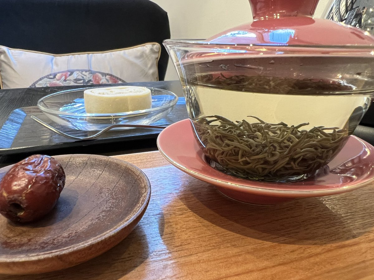 muse_chat1's tweet photo. 今日も暑かった☀️
お疲れ様でした

いつかの午後のお茶
西早稲田「甘露」さんにて
「蘭香甘露」淡い水色から香り立つ華やかな花香
ガラスの蓋碗に映える茶葉の美しさ🌿

麗しき夏の冷菓💕
玫瑰���薔薇)氷粉
家ではなかなか作れない
唯一無二のお店の味✨

#夏のおやつ
#お出かけ茶 https://t.co/TQ3tWcKNgW