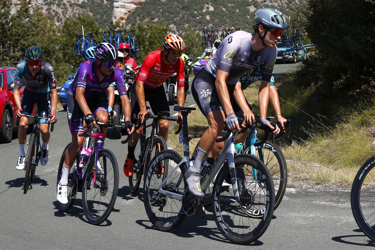 🇪🇸 #VueltaBurgos The mighty Picón Blanco looms ahead as we we enter the final 50km of Stage 3 @VueltaBurgos @Filippo_Conca and his eight breakaway companions still have a gap of 1’30” on the chasing peloton. 📸: @SprintCycling