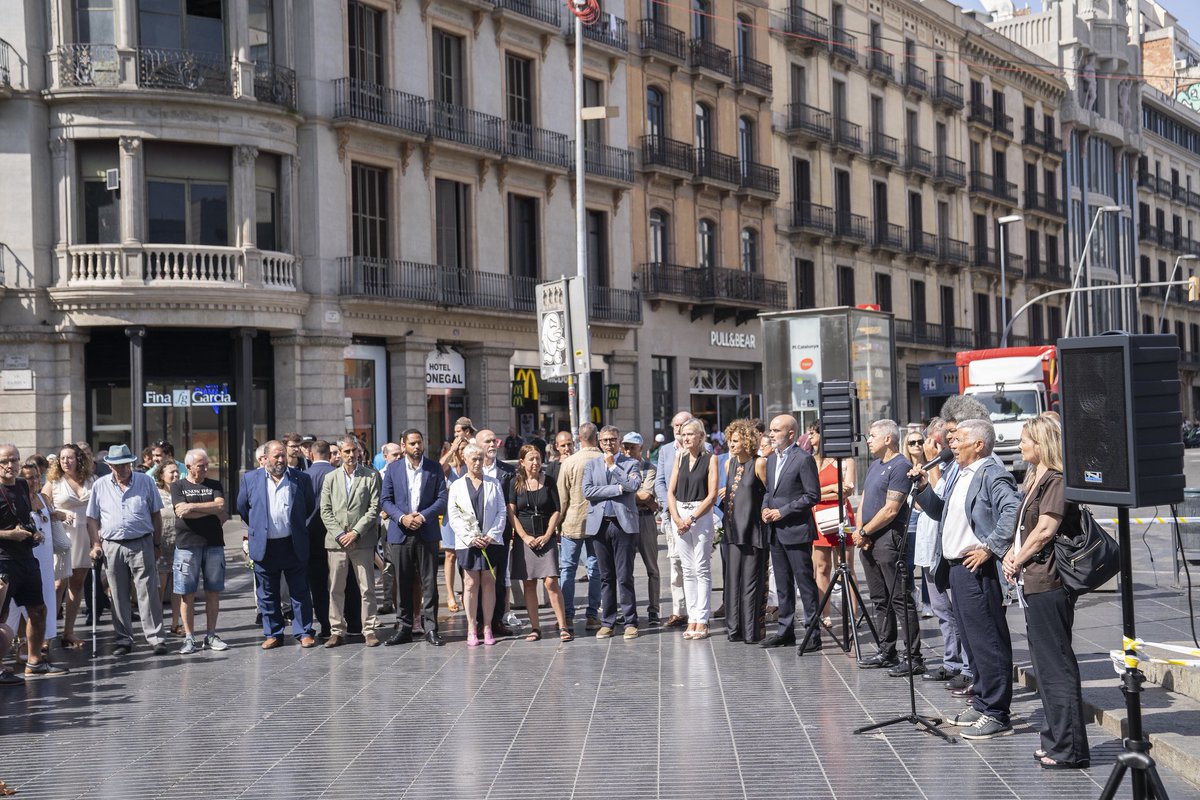 Igarrigavaz's tweet photo. Recordando, seis años después, a las víctimas de uno de los mayores atentados islamistas en la historia de España. 

Pusieron en el centro un debate primordial que algunos aún hoy se niegan a abordar: la islamización y la inseguridad derivadas de la inmigración masiva e ilegal.

Estamos a tiempo de evitar lo que pasa hoy en Francia, Bélgica o  Suecia.