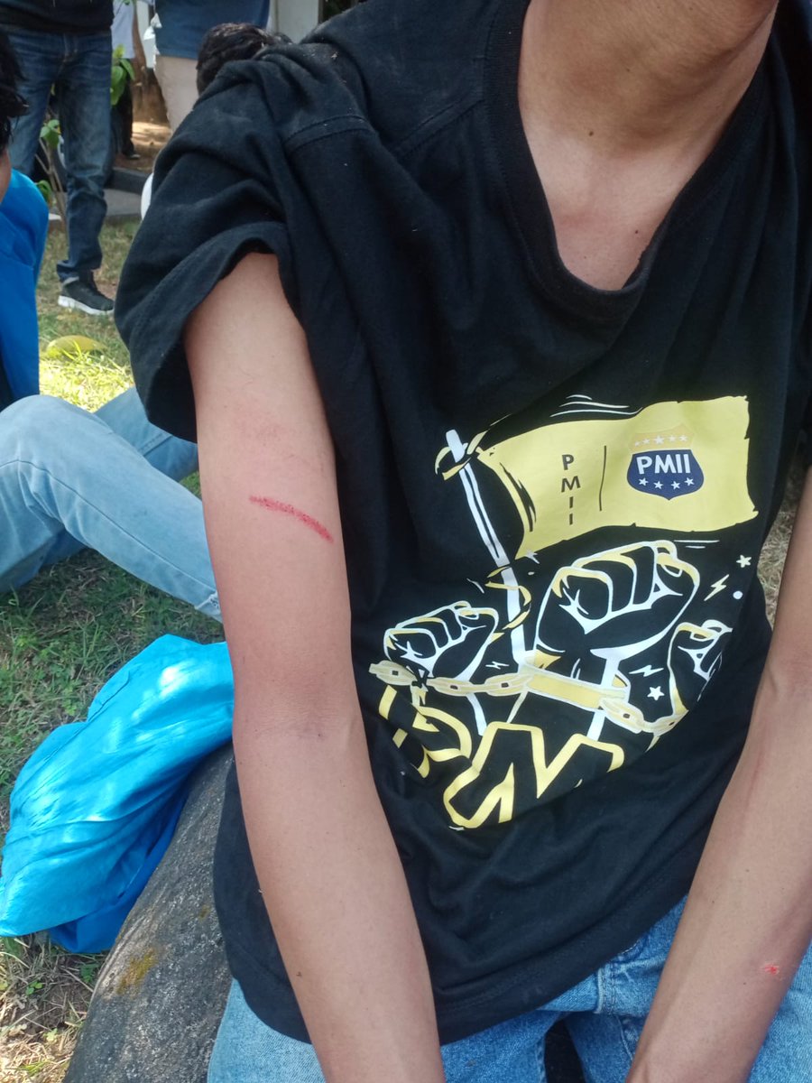 RofiqMo's tweet photo. Pak Kapolri @ListyoSigitP mohon ditindak tegas oknum Polres Tuban yang diduga menyalahi prosedur pengaman demo kader @pmii Tuban #UsutTuntasKekerasanPadaAktivis
#TindakOknumPolisiTuban
#TubanDaruratKekerasan

@DivHumas_Polri
@HumasPoldaJatim
@PolhukamRI
@kompolnas_ri https://t.co/gaXJgrLLLD