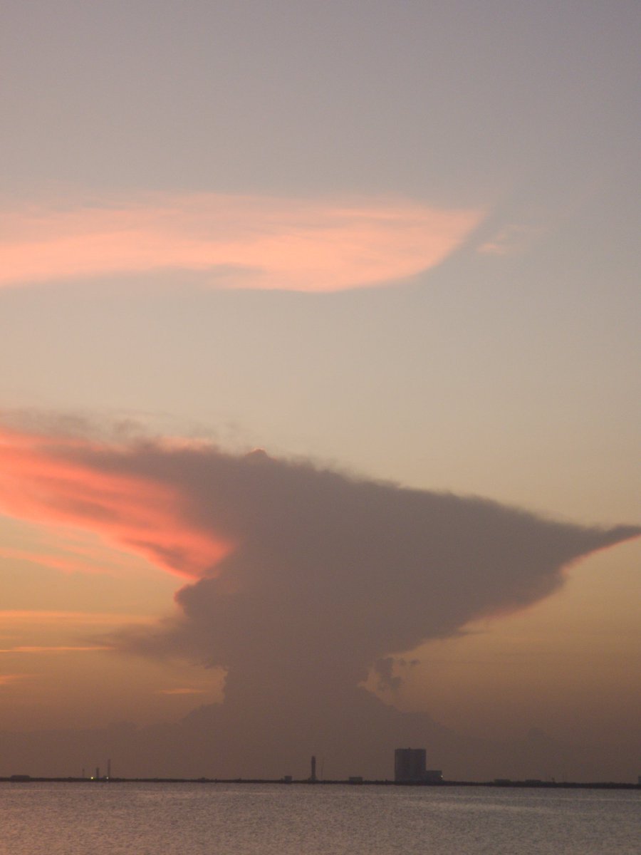 SpaceCoastSkies's tweet image. If the clouds hadn't skunked us out the sun would have went up right next to the MLP. Today vs 2 days ago when it was sitting near the VAB #sunrise #NASAKennedy #flwx #SpaceCoastSkies #StormHour #Artemis #VAB #IndianRiverLagoon
