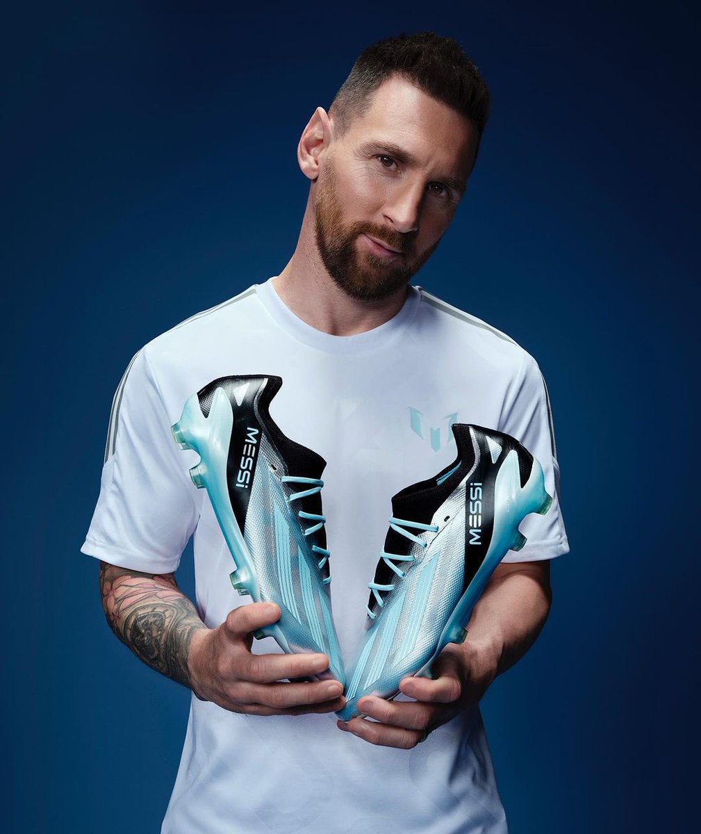 Messi with his new shoes from Adidas 👟👍