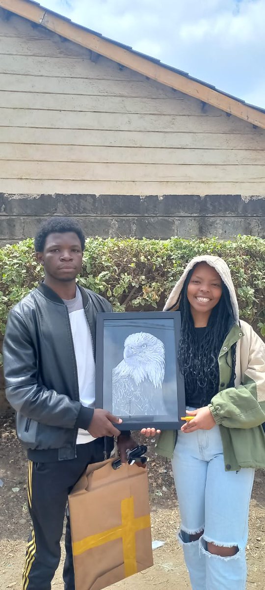 dodoarts254's tweet photo. A happy client 😂
.
I feel so good when making delivery and seeing the clients reaction live
.
.
Everyday #art 

DM for portraits https://t.co/zVaYnuX8xH