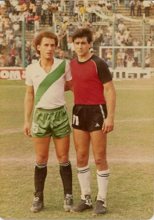 laviejaprimeraB's tweet photo. Sergio Soldano de Banfield y Walter Fernández de Defensores de Belgrano en 1984 https://t.co/jjMl8tLQDX