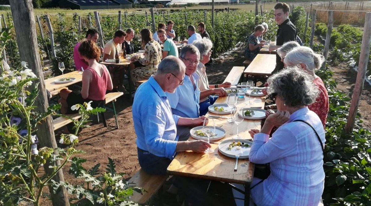 Boer Henk <a href="/BijzBrabants/">Bijzonder Brabants</a> en plantbased foodspecialist en chef-kok Manfred van Bij Albrecht zorgen 18 en 19 augustus voor een plant(aardige) avond op de boerderij in Deurne. Een unieke kans om te zien en te proeven hoe bijzondere groenten groeien en smaken. landvandepeel.nl/nl/de-regio/de…
