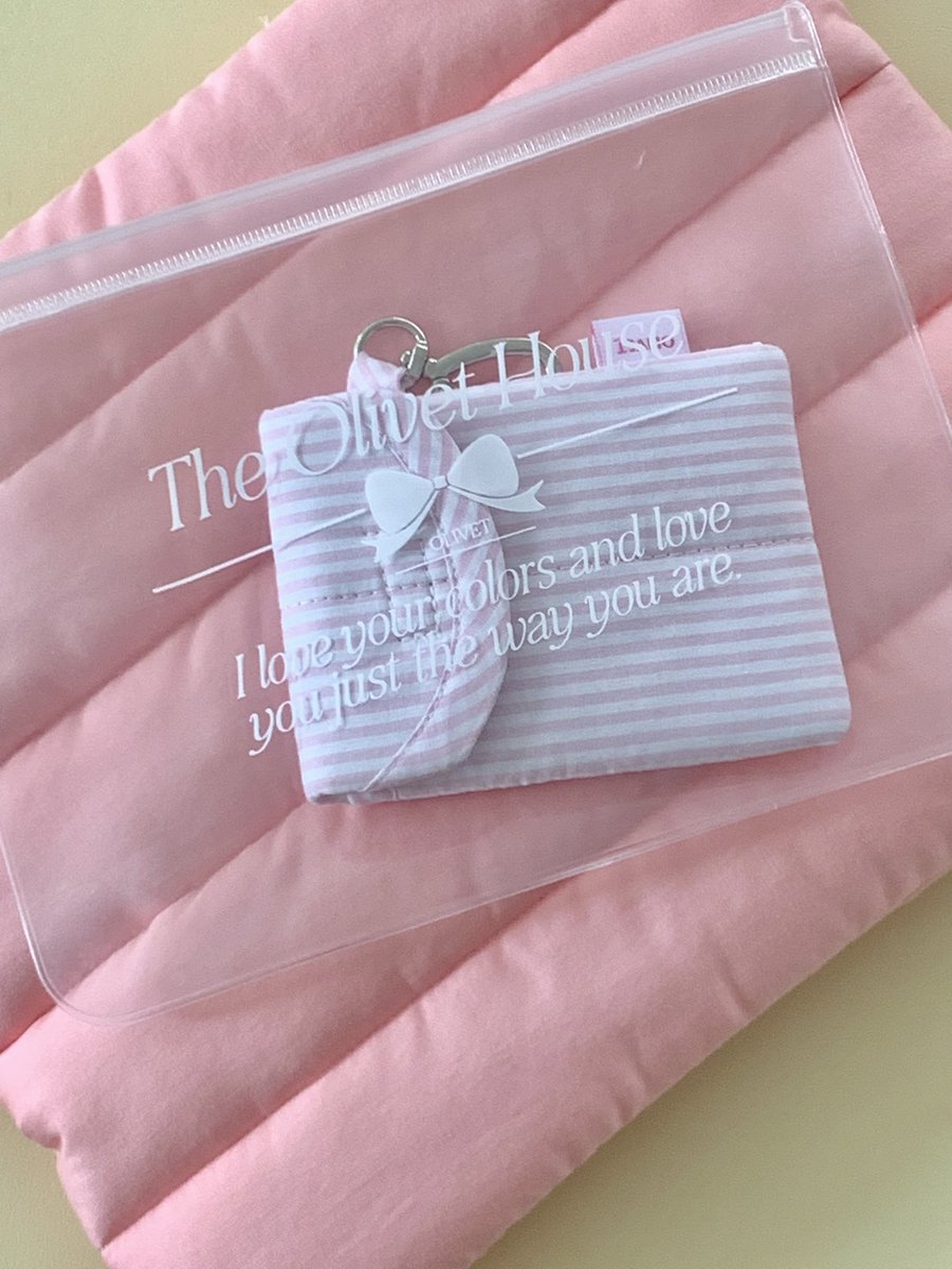 olivet_official's tweet photo. #rt이벤트 
추첨 한 분께 카드 키링 선물로 보내드릴게요 🩵

the olivet house card key ring  
1st pre-order ~ 08.19 (5% off) 
카드 사이즈로 제작된 폭신한 키링으로 카드 뿐만 아니라 에어팟, 립밤도 넣으실 수 있습니다.
제작 파우치에 포장되어 배송되어서 선물용으로도 딱 .. ❤️ https://t.co/WP8rHbjAen