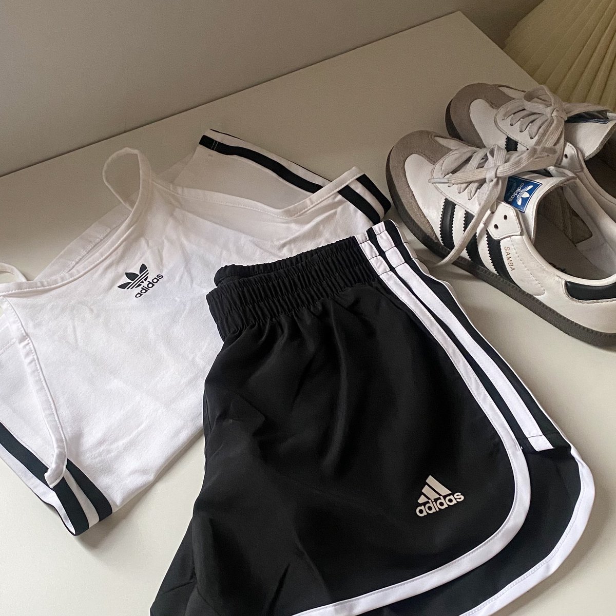 calledallyellow's tweet photo. ช่วงนี้เกาหลีฮิตใส่เสื้อ adidas มากก t-t 🎧🤍 นึกไม่ค่อยถึงว่าจับมาแมทซ์เป็นลุคเก๋ๆ แนวสตรีทได้เท่มากๆ ช่วงนี้เลยหยิบ adidas ในตู้มาใส่บ่อยมากๆ โดยเฉพาะเสื้อกล้ามตัวนี้ดีไซน์โคตรเก๋เลยยยย 🫶🏻🖤 https://t.co/0ODQNmCwt8