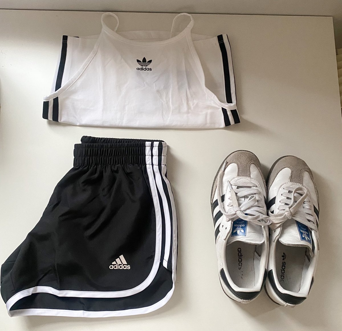 calledallyellow's tweet photo. ช่วงนี้เกาหลีฮิตใส่เสื้อ adidas มากก t-t 🎧🤍 นึกไม่ค่อยถึงว่าจับมาแมทซ์เป็นลุคเก๋ๆ แนวสตรีทได้เท่มากๆ ช่วงนี้เลยหยิบ adidas ในตู้มาใส่บ่อยมากๆ โดยเฉพาะเสื้อกล้ามตัวนี้ดีไซน์โคตรเก๋เลยยยย 🫶🏻🖤 https://t.co/0ODQNmCwt8