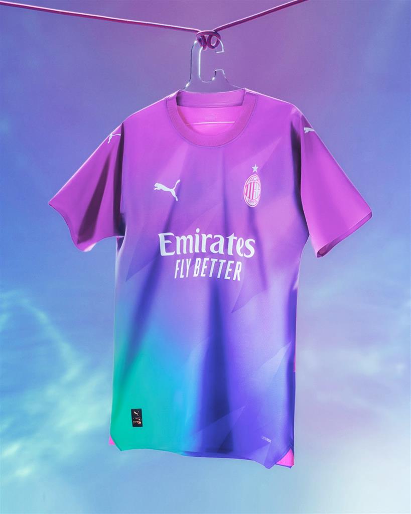 proevomzansi's tweet photo. I'm convinced now that Puma hates Sundowns. If they are capable of such then why do they keep making the same kit every season for Sundowns? https://t.co/TdbzfFJF4C
