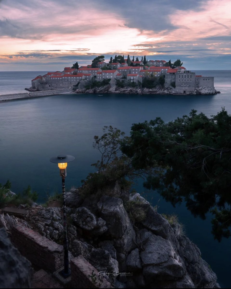 mneluxury's tweet photo. Gm Legends ☀️

Every place on Earth has its own unique story, written in the beauty of its landscapes ✨

📍Sveti Stefan 

📸 by Gagi Boričić

#montenegro #svetistefan #travelphotography https://t.co/MNc4nDbO6X