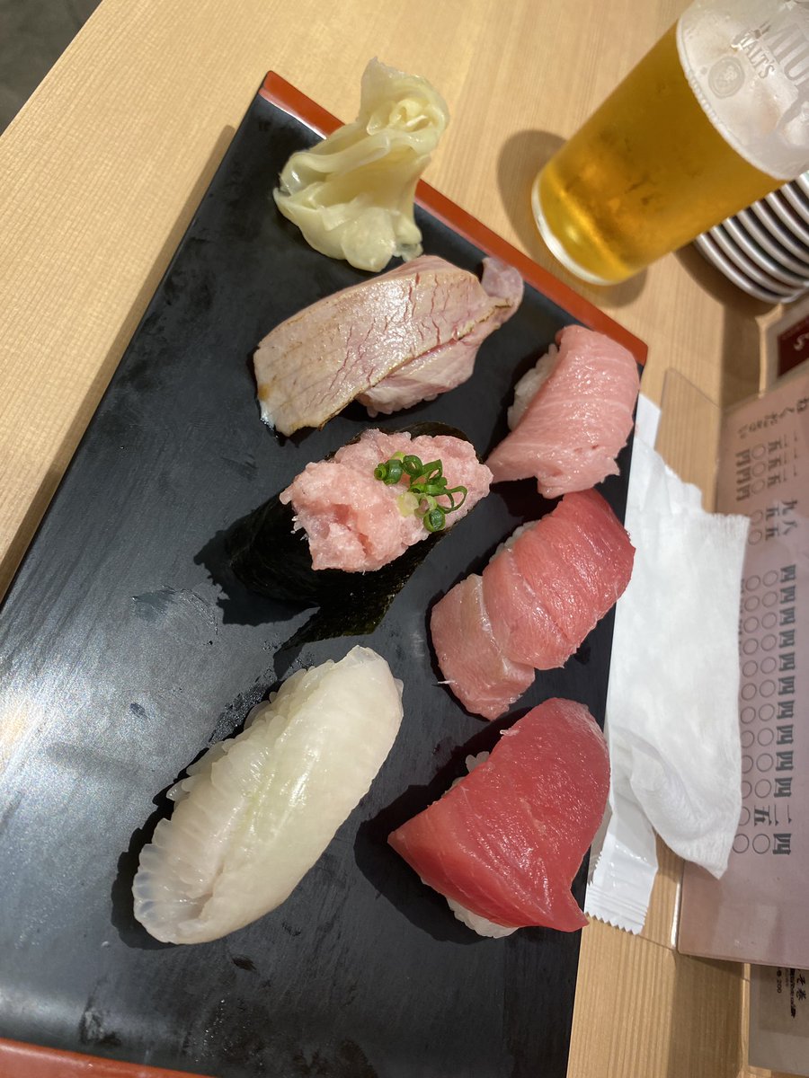 aicorazon's tweet photo. 東京駅改札外のお寿司屋さん
ひなと丸さんでこの間食べたんだけど
美味しかった〜♡70円の生げそが美味しくておかわりしちゃった。あとマグロ頭肉もおかわりしちゃった。立ち食いなのに結構食べたなぁ〜美味しかったぁ！ https://t.co/DcffGs85zx