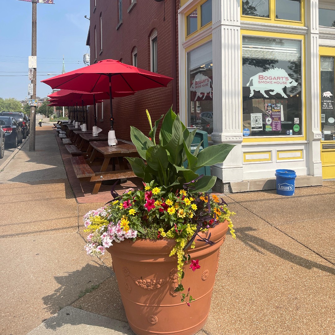 BogartsSTL1's tweet photo. 😎🐖🔥🙌
SUNSHINE + PULLED RIB = #THURSDAYVIBES at Bogart's!

#pulledrib #bogartssmokehouse #barbecue #bbq #stlouis #soulard #food #smokedmeats #porkmafia #explorestlouis #eatlocal #catering #yelpstlouis https://t.co/jek4KFuoFq