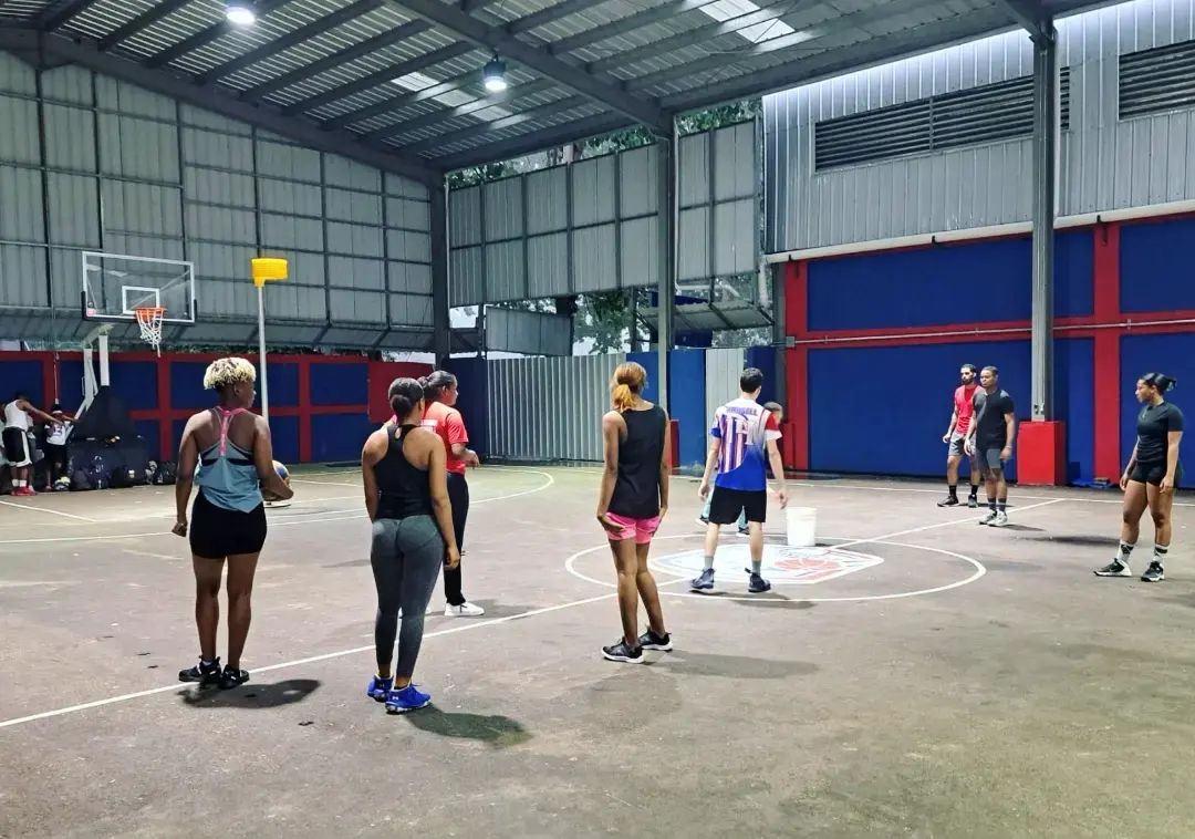 La cooperació i l'amistat entre tots aquells que practiquen el #korfbal no té fronteres. 👏 

Imatges d'una de les sessions dirigides per l'entrenador del <a href="/CKBadalona/">C.K. Badalona</a> Jordi Martínez durant aquests darrers dies a la capital de la República Dominicana. #JuntsFemGranElKorfbal