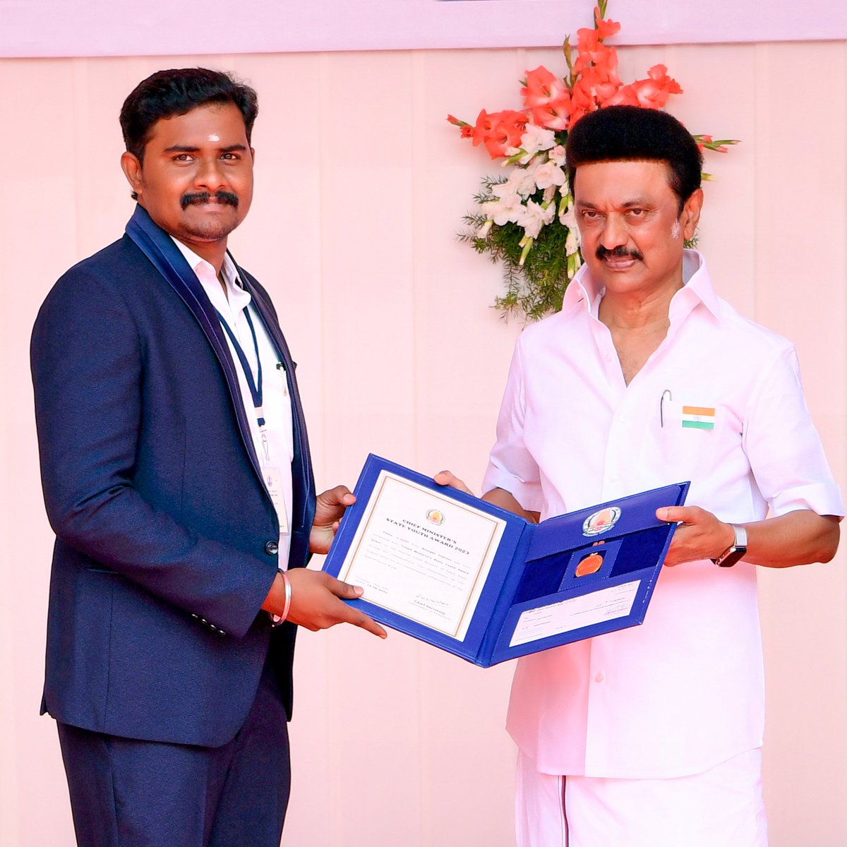 Arcot_Gopinath's tweet photo. தமிழ்நாடு முதலமைச்சர் மாநில இளைஞர் விருது 2023 | Tamilnadu Government State Youth Award 2023🥇
Received Tamilnadu Government State Youth Award from Chief Minister M.K.Stalin Sir for Social Service 
#stateaward #humanity #service #tngovt #apjtrust #gopi #arcot #ranipetdistrict https://t.co/kC2yA5ZLCk