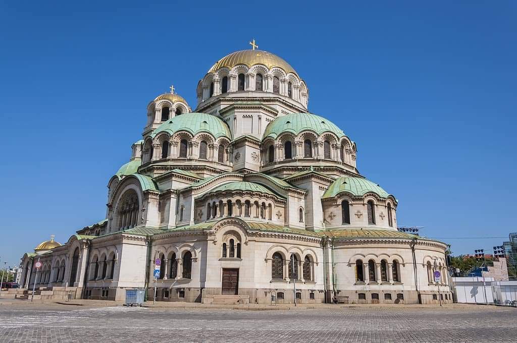 No, non è una bomboniera gigantesca. Si tratta della Cattedrale di Aleksandr Nevskij (cattedrale ortodossa di Sofia, Bulgaria). Alta 45 metri e costruita in stile neo-bizantino tra il 1882 e il 1912, è la seconda più grande cattedrale dell'intera penisola balcanica.