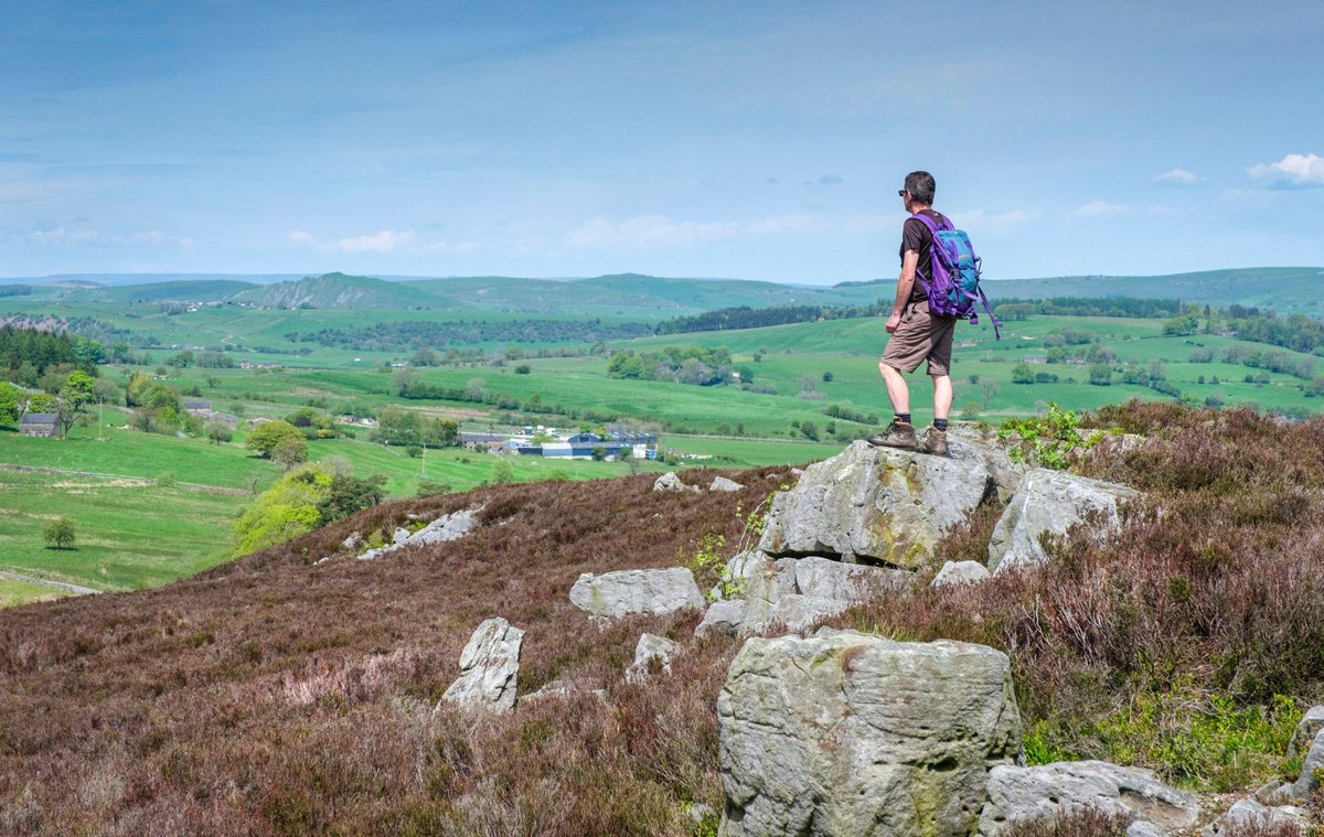 A tick-list summit to bag, a gritstone edge, rough moorland, tussocky boggy paths and wide-open skies... and no crowds on this Peak District circuit! Find out more > shorturl.at/kszMR Image Credit: Chiz Dakin