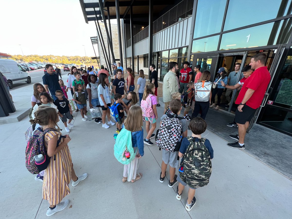 It’s back to school for these little ones at @GeorgetownISD’s Wolf Ranch Elementary. Teachers, staffers, police officers and football players from @EastViewHS were there to welcome them!