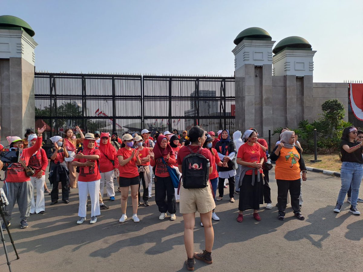 jalaprt's tweet photo. Selamat Hari Kemerdekaan Indonesia.
Indonesia yang merdeka adalah yang tidak menyandera RUU PPRT.

Berikan kemerdekaan kepada Pekerja Rumah Tangga dengan segera mengesahkan RUU PPRT!

#SahkanRUUPPRT #AksiMogokMakanDesakUUPPRT #HUTRI #IndonesiaMerdeka https://t.co/swnBUL3WYs