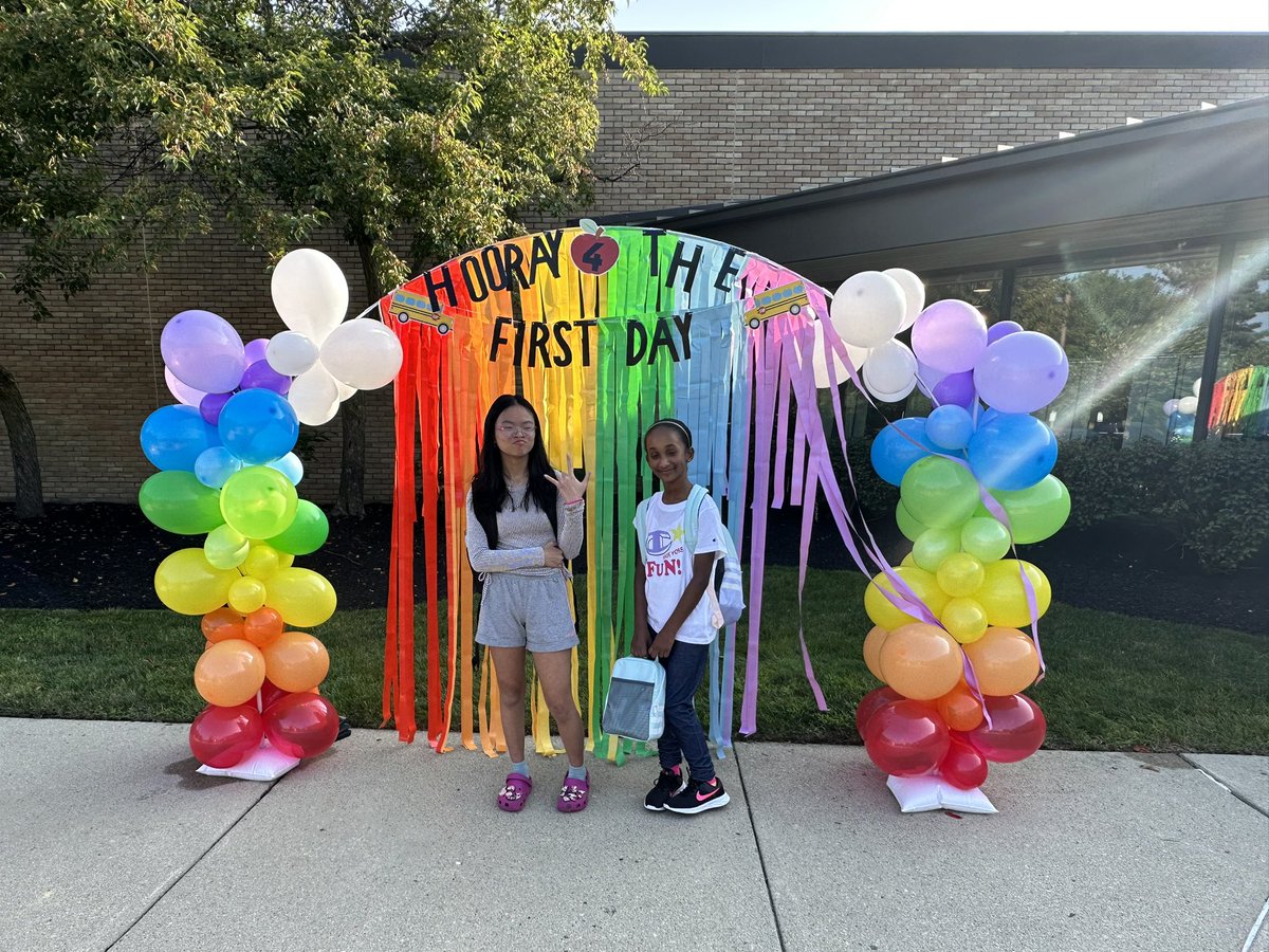 Welcome back Riverside Otters. We are happy you’re here! It’s going to be an awesome school year! 🦦💚#DCSday1 #BetterTogetherDCS