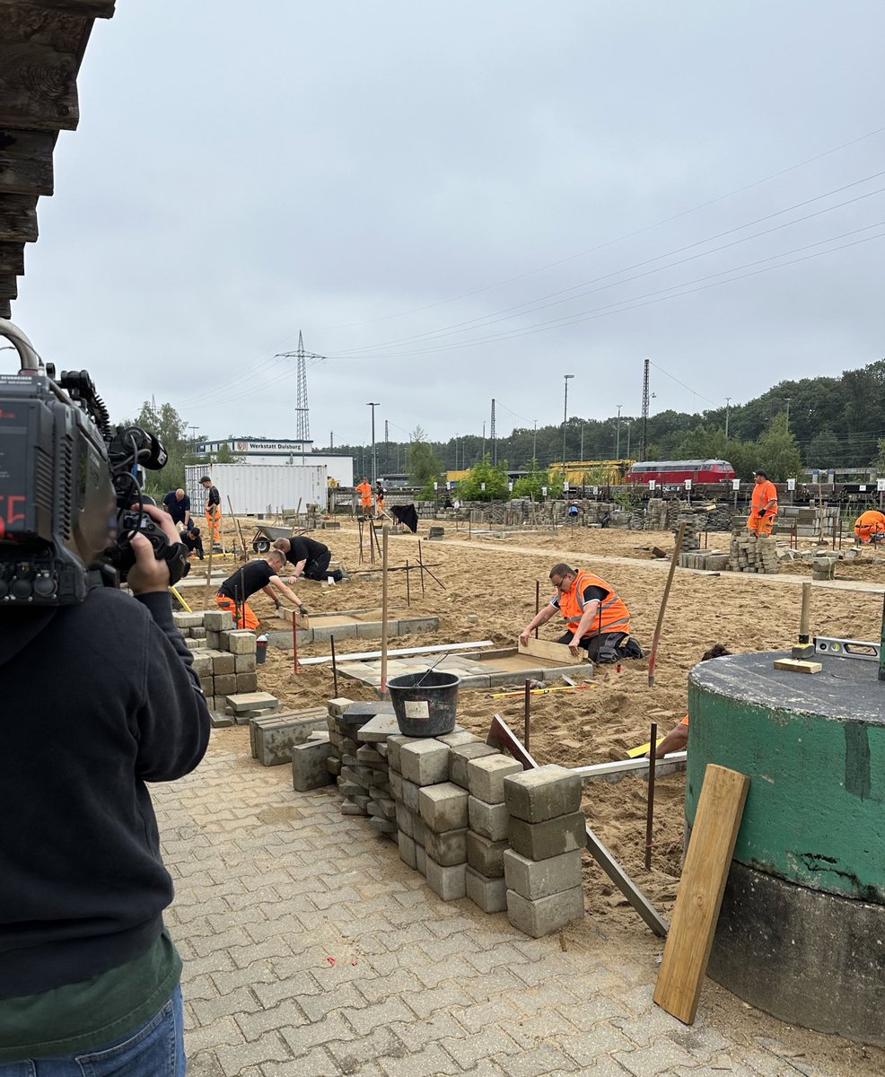 ❗️Start der Fachkräftetour❗️ Minister #Laumann während des Rundgangs bei der Ausbildungswerkstatt der Deutschen Bahn AG in Duisburg-Wedau. #fachkräfteoffensiveNRW