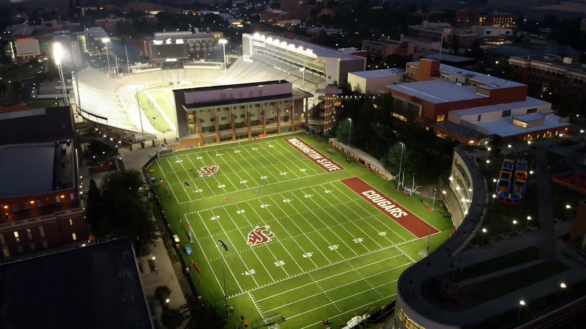 Great night with the Cougs! Their new @AstroTurfUSA #RootZone fields look and feel amazing! @WSUCougarFB #GoCougs!