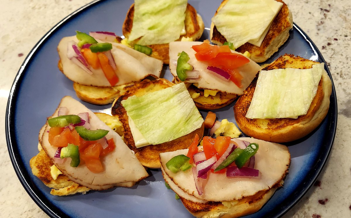 Southwestern Scrambled Sliders 😍

Scrambled eggs and deli sliced turkey, with pepper jack cheese, lettuce, tomato, red onions, jalapeños, and a dash of hot sauce ... all on baked sweet Hawaiian sliders. 

#Brunch #FoodPorn #Sliders