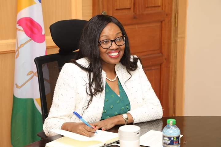 Keerulanah's tweet photo. Susan Kihika …You’re the real Deal Governor. You remained seated, I’d have done the same. You don’t stand up to appreciate Raila Odinga after his dishonorable statement to US Ambassador Meg Whitman . A clap for @susankihika . 👏🏽. Yellow in Entirety 💛 https://t.co/49mztMjonX