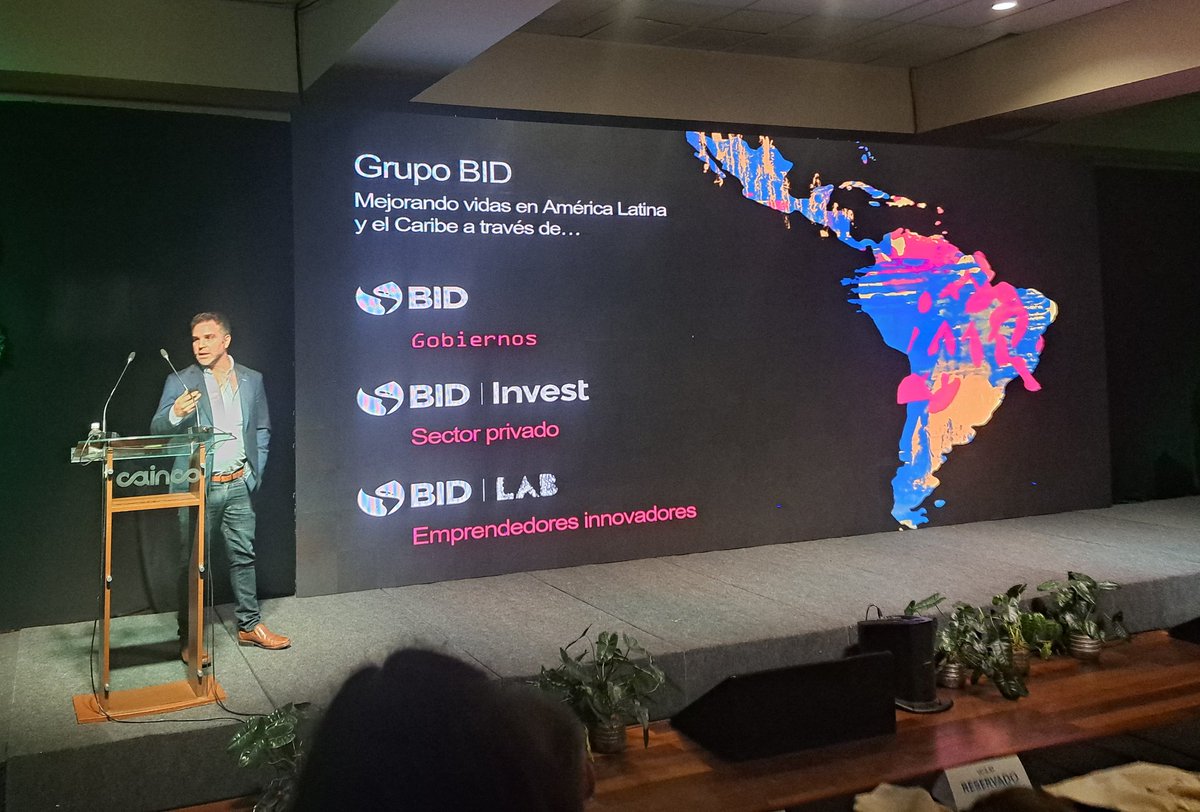 CAINCOBOLIVIA's tweet image. Luis Alejandro Fernández, oficial de inversiones senior del BID Lab estuvo presente con la presentación titulada “Perspectivas y tendencias de Venture Capital en la región” 
#VCILAT2023