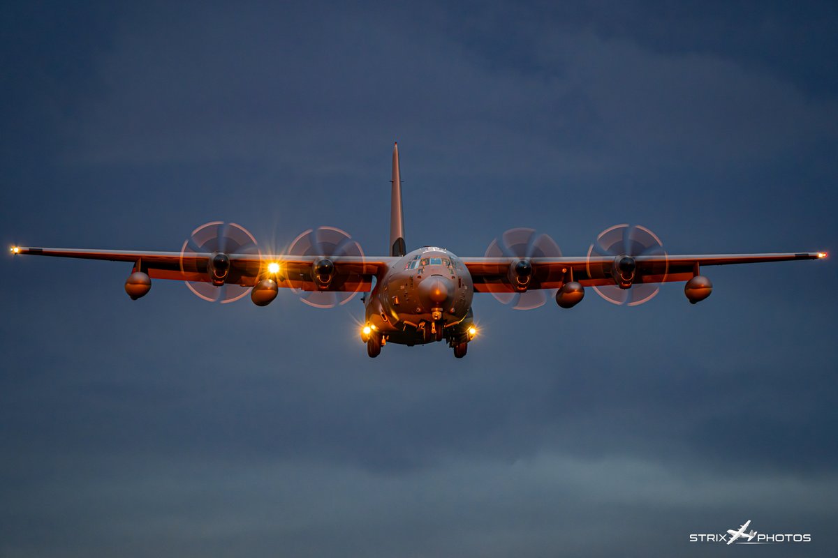 Night owls in the last light 🦉

An MC-130J Commando II based at RAF Mildenhall on approach during the golden hour ☀️

@HQUSAFEAFAF @NATO_AIRCOM @RAFMildenhall @352SOW @AFSpecOpsCmd @AirMobilityCmd @scan_sky