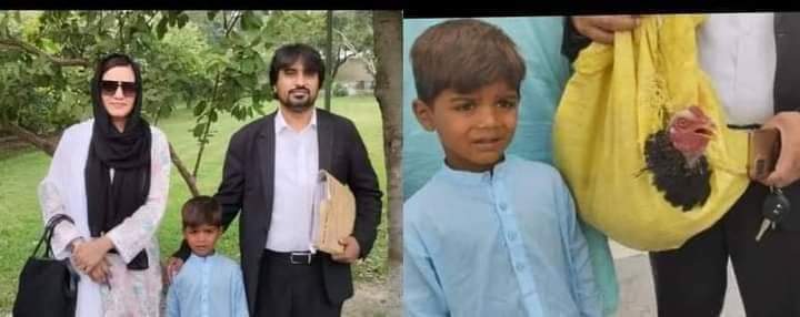 Engrtauseefmkd's tweet image. کوئٹہ  آج ایک معصوم بچے نے اپنے باپ کی رہائی کیلئے وکیل کیلئے مرغا لایا
معصوم بچے کی تصویر ٹاپ ٹرینڈ بن کر سب کو رلا دیا
پیسے نہیں ہیں لیکن ایک مرغا آپ کیلئے لے آیا ہوں