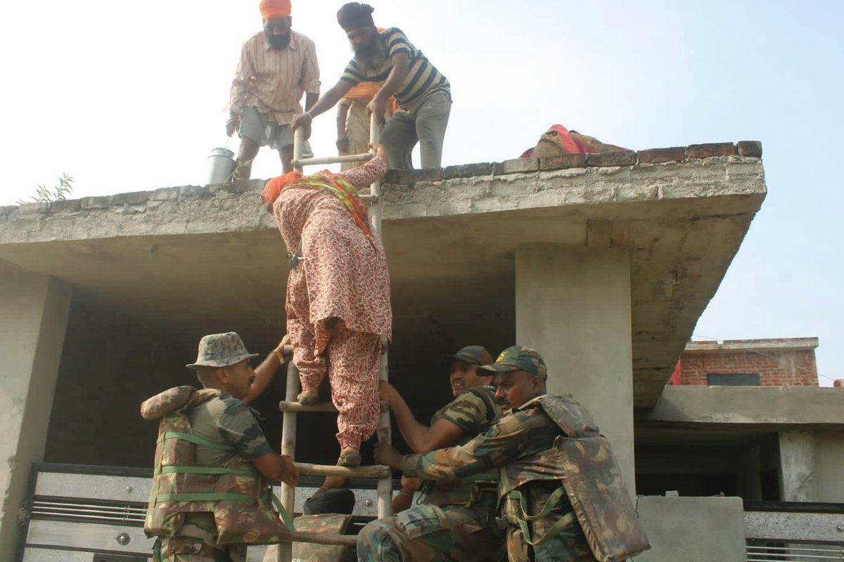 #FloodReliefAndRescue
#AidToCivilAuthority
Responding swiftly to request by #GurdaspurCivilAdministration, teams of #Panther Division carried out rescue and relief Operations at #Purana shalla #Mukerian Bridge #Beas River and saved 55 precious lives.

#VajraCorps
#jjk232 #deprem