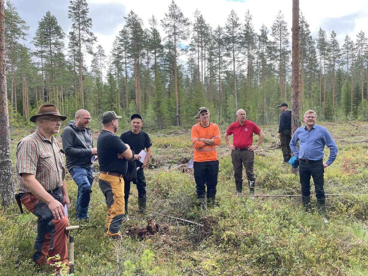 Länsi-Suomen metsätiimi esitti tänään monipuolista toimintaansa @Metsähallitus #monikäyttö’metsissä. Aktiivista keskustelua maastokohteissa teemoista #drone ja #metsäsuunnittelu, #ennallistaminen, #suometsätalous ja #sidosryhmäyhteistyö, #harvennushakkuu #monimuotoisuus