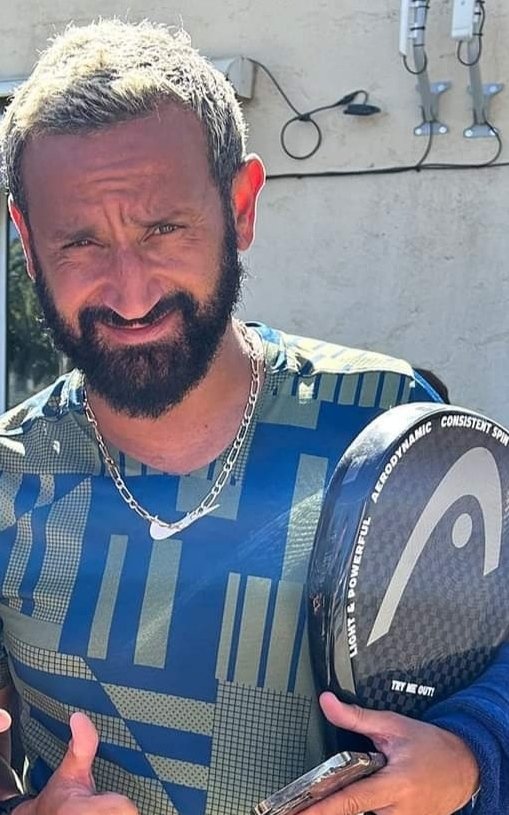 AssosEmma's tweet photo. 6 ans déjà sépare cette photo tu es redevenu blond @Cyrilhanouna 😂😂😂 merci pour ton soutien pour @AssosEmma https://t.co/nOVYfF5Fla