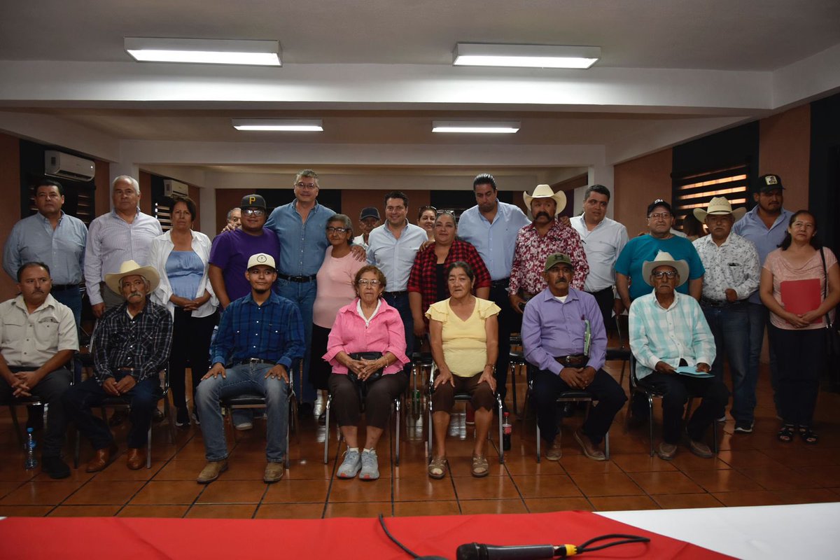 enriquemym's tweet photo. Después de décadas de incertidumbre, ayer firmaron las primeras 15 familias de la comunidad de San Miguel en #RamosArizpe sus escrituras. Quienes aún no se han acercado, los esperamos en la @certturc https://t.co/O4jPjAIp1M