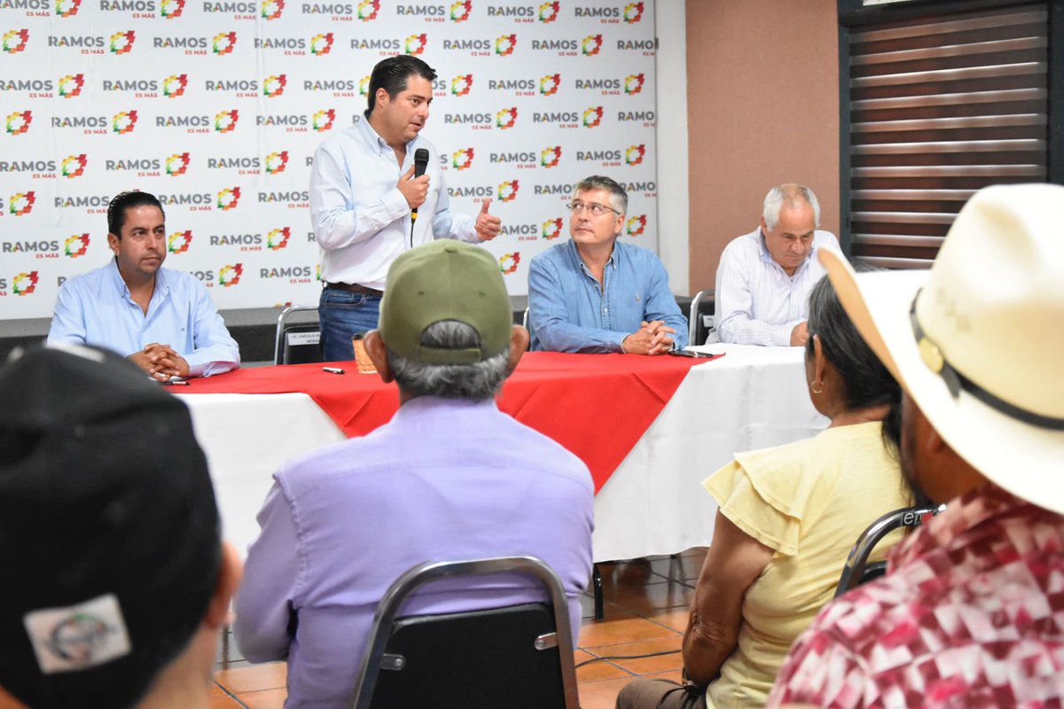 enriquemym's tweet photo. Después de décadas de incertidumbre, ayer firmaron las primeras 15 familias de la comunidad de San Miguel en #RamosArizpe sus escrituras. Quienes aún no se han acercado, los esperamos en la @certturc https://t.co/O4jPjAIp1M