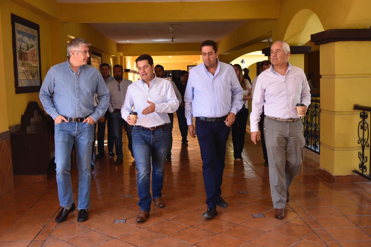 enriquemym's tweet photo. Después de décadas de incertidumbre, ayer firmaron las primeras 15 familias de la comunidad de San Miguel en #RamosArizpe sus escrituras. Quienes aún no se han acercado, los esperamos en la @certturc https://t.co/O4jPjAIp1M