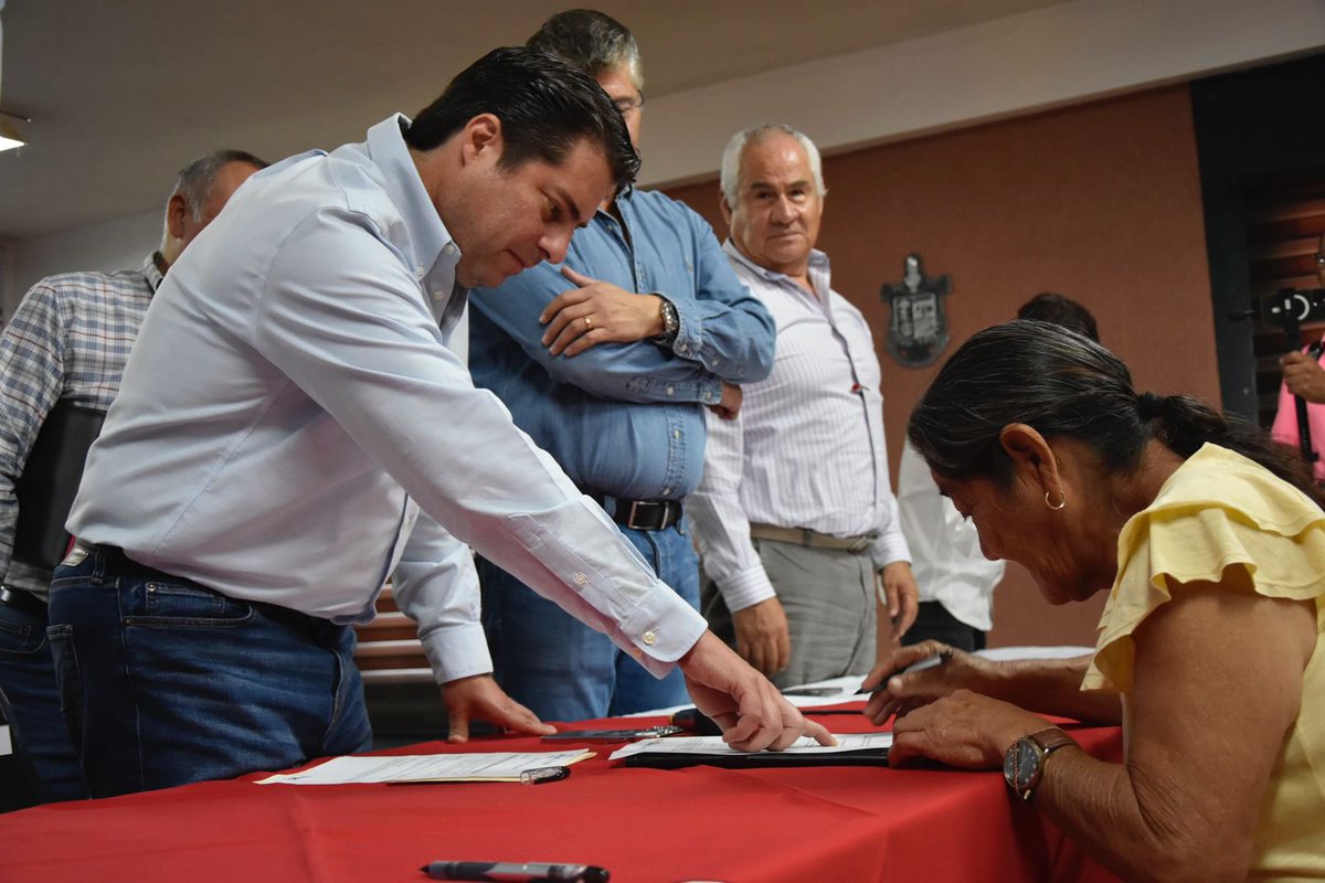 enriquemym's tweet photo. Después de décadas de incertidumbre, ayer firmaron las primeras 15 familias de la comunidad de San Miguel en #RamosArizpe sus escrituras. Quienes aún no se han acercado, los esperamos en la @certturc https://t.co/O4jPjAIp1M