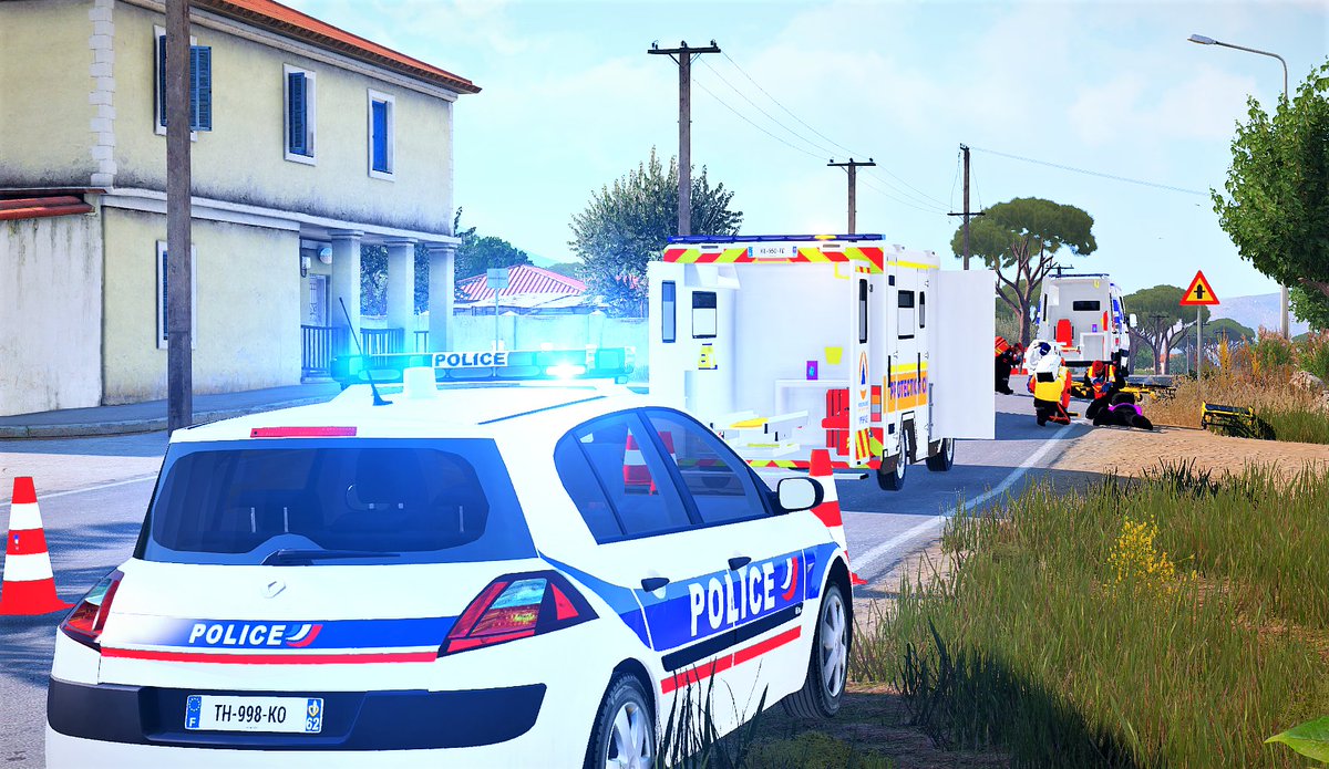 PN_A4L's tweet photo. Au sein de la Police Nationale, les patrouilles de "Sécurité Publique" ont pour mission de s'occuper de tous les aspects de la sécurité sur la voie publique. Elles s'occupent du domaine routier, criminel et de la sécurisation des citoyens. Comme lors de cette sécurisation d'AVP. https://t.co/9mkbvjDXa6