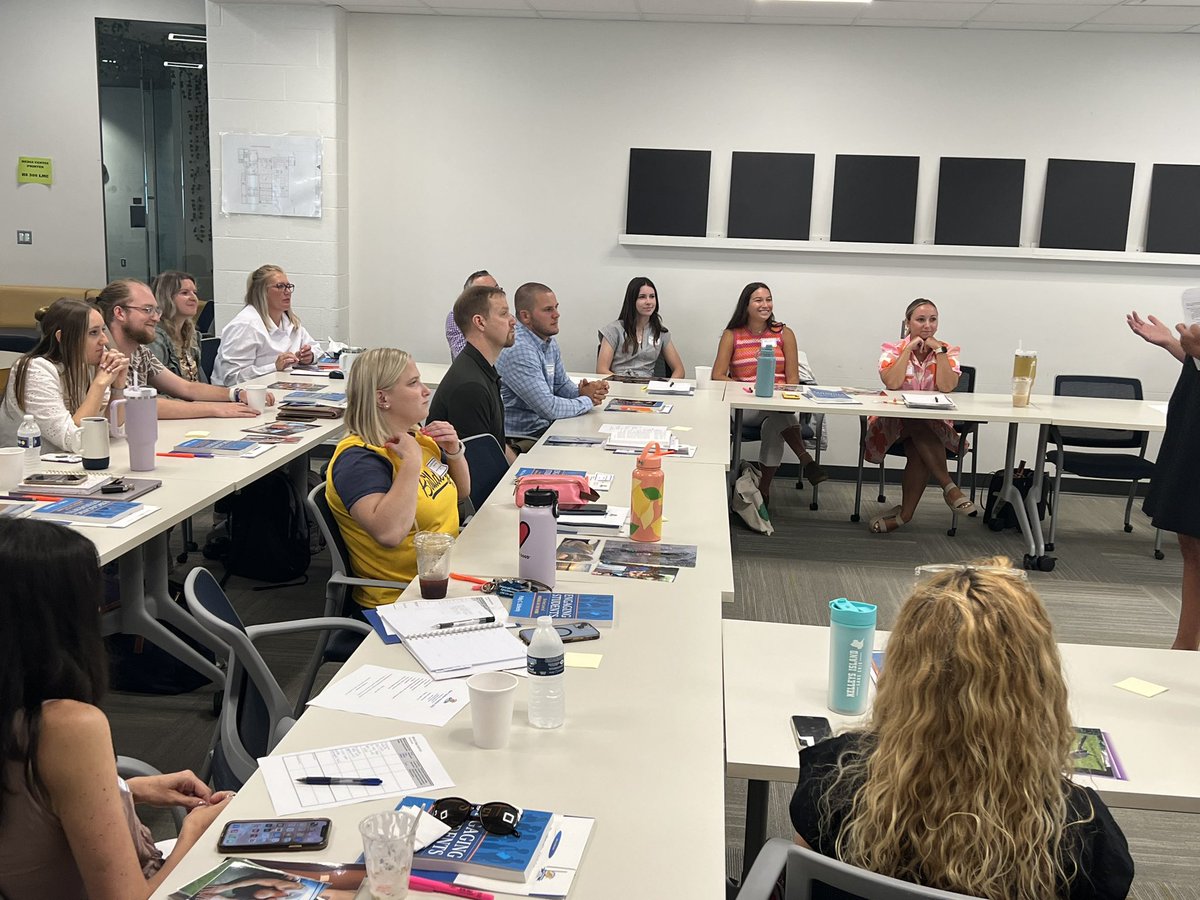 DrJimLloyd's tweet photo. Very excited to welcome our new group of Bulldog teachers to our team. @OFCSDistrict https://t.co/fF67AvHEca