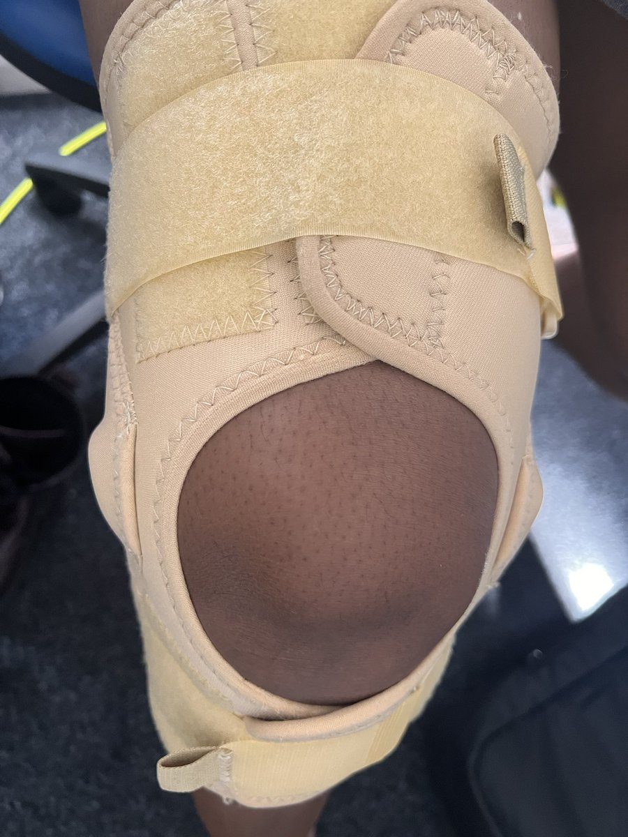 Fabulous #NHS who has provided me with a skin coloured knee brace (except not for my skin) 🤷🏽‍♀️🤦🏽‍♀️#inclusivity #Physiotherapy #TheStruggleIsReal 😤