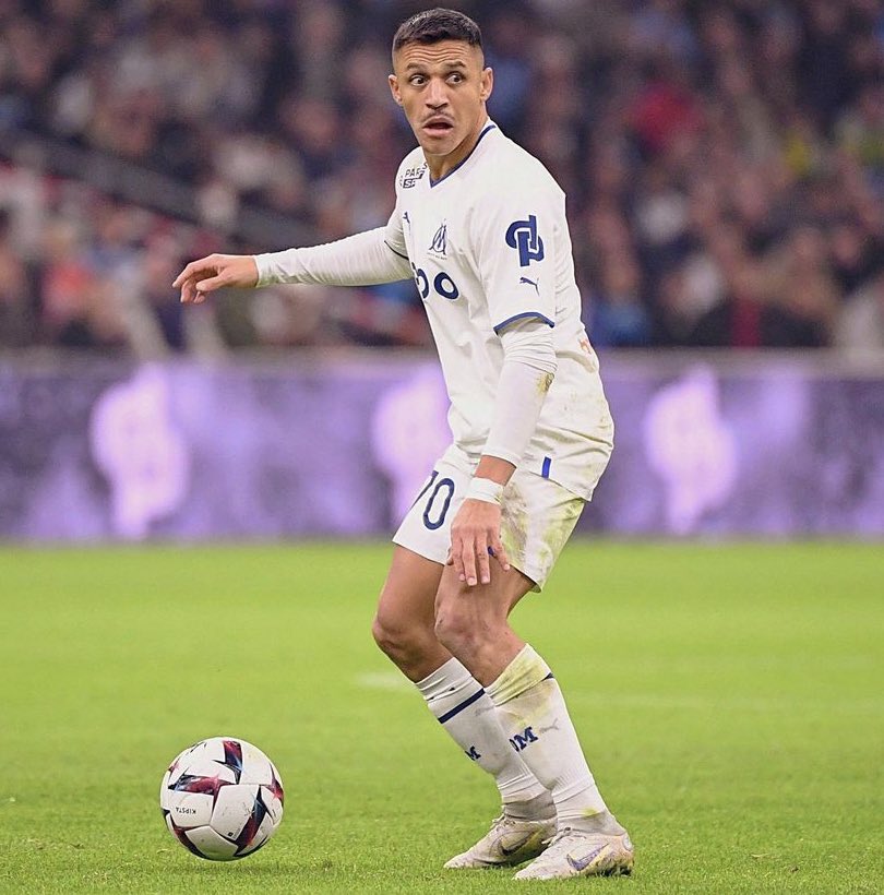 EstagiarioVasco's tweet photo. 🚨 Vasco oficializa proposta pelo atacante chileno Alexis Sánchez e aguarda resposta.

Vasco está otimista pelo negócio por considerar ter feito a melhor oferta financeira na América.

Payet pode colaborar tentando convencer o ex companheiro de Marseille.

🗞 @futebol_pontual https://t.co/CfWgnE1gvO