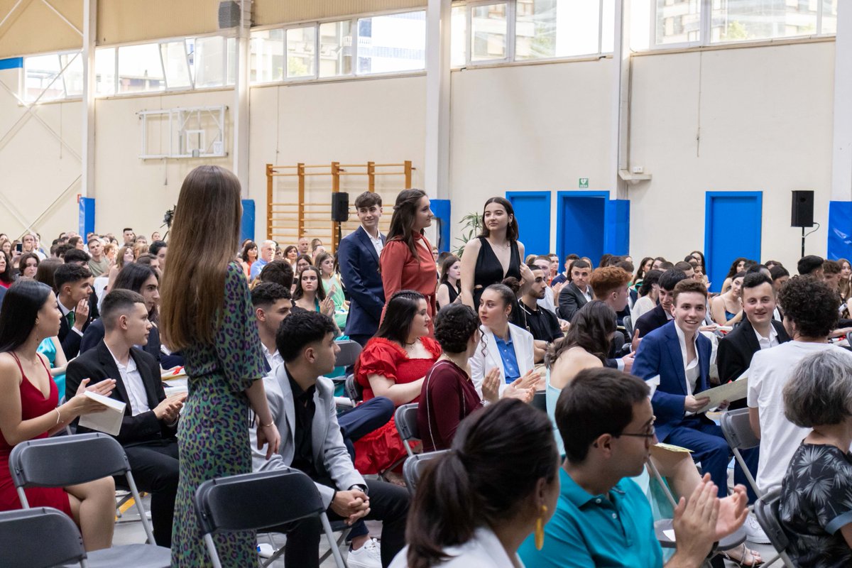 Begonazpiikas's tweet image. 🎓👏 Un número elevado de alumnos y alumnas ha obtenido un gran resultado académico. Fruto del #esfuerzo, el interés y la motivación. La Ikastola trabaja por que los y las jóvenes tengan interiorizados estos valores, y reconoce su merito a través de varias #menciones y premios.