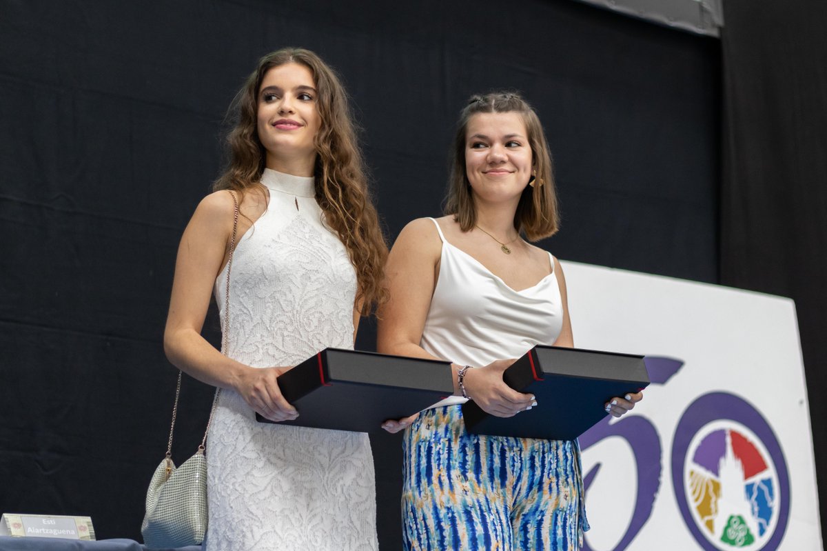 Begonazpiikas's tweet image. 🎓👏 Un número elevado de alumnos y alumnas ha obtenido un gran resultado académico. Fruto del #esfuerzo, el interés y la motivación. La Ikastola trabaja por que los y las jóvenes tengan interiorizados estos valores, y reconoce su merito a través de varias #menciones y premios.