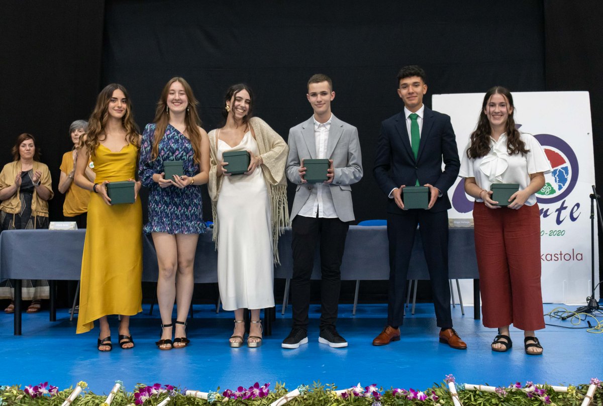 Begonazpiikas's tweet image. 🎓👏 Un número elevado de alumnos y alumnas ha obtenido un gran resultado académico. Fruto del #esfuerzo, el interés y la motivación. La Ikastola trabaja por que los y las jóvenes tengan interiorizados estos valores, y reconoce su merito a través de varias #menciones y premios.