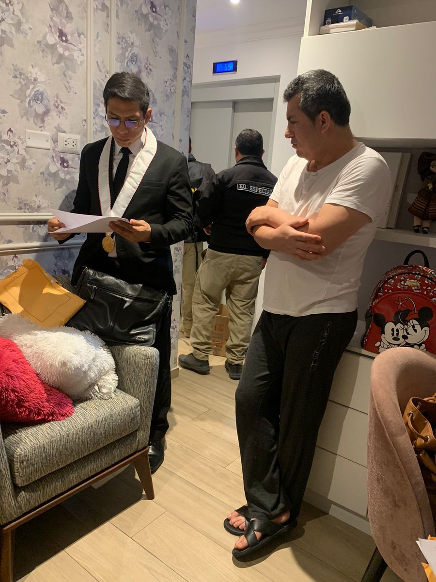 FiscaliaPeru's tweet image. Equipo Especial de Fiscales contra la Corrupción del Poder, a cargo de la fiscal Marita Barreto, logró la detención preliminar de 12 personas, entre ellas el ex director ejecutivo de la @AutoridadRCC, Robert López López. Se halló más de S/ 100 mil en efectivo y armas de fuego.